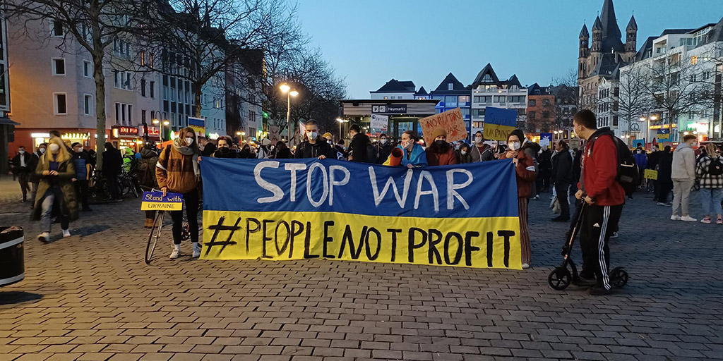 Gruppenbild Demo Schild Stop War